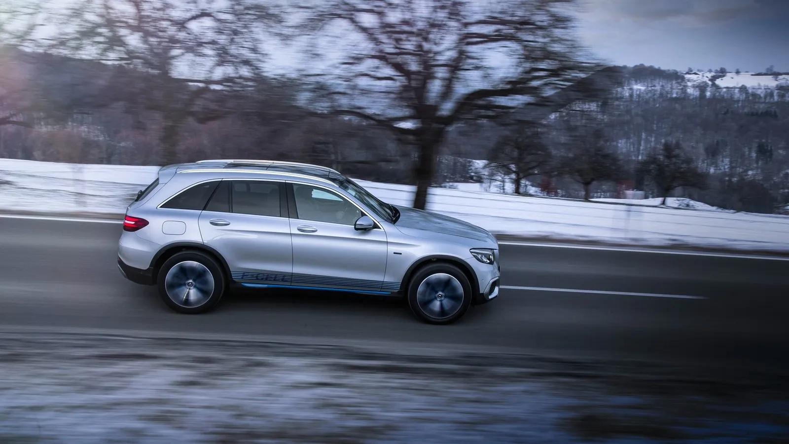 Das Vorserienmodell des neuen Mercedes-Benz GLC F-CELL – neben Wasserstoff wird die rein elektrische Variante des SUV auch Strom „tanken“. // The preproduction model of the new Mercedes-Benz GLC F-CELL - in addition to hydrogen, the all-electric variant of the popular SUV will also run on electricity.